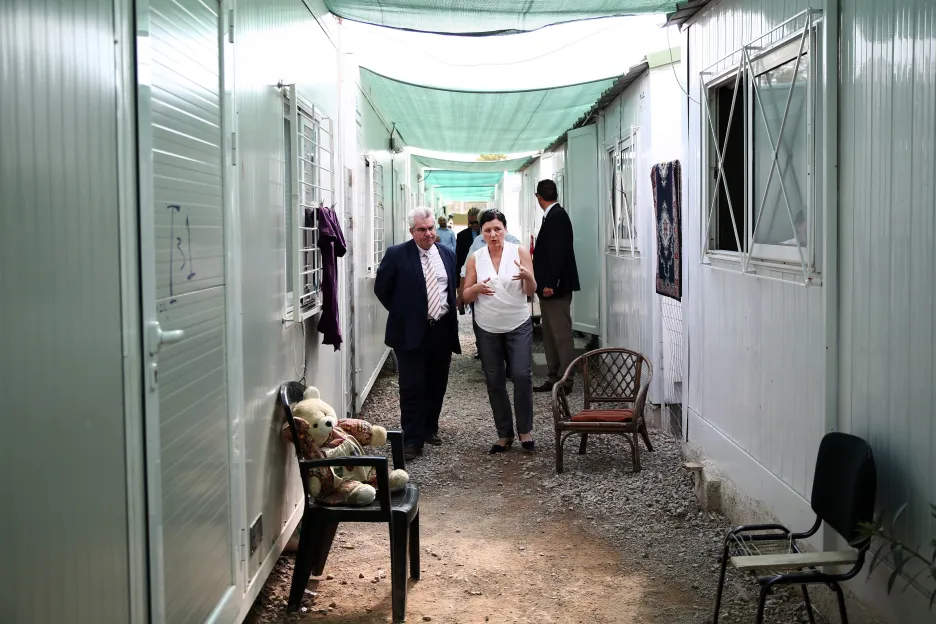Jourová na návštěvě uprchlického tábora Eleonas