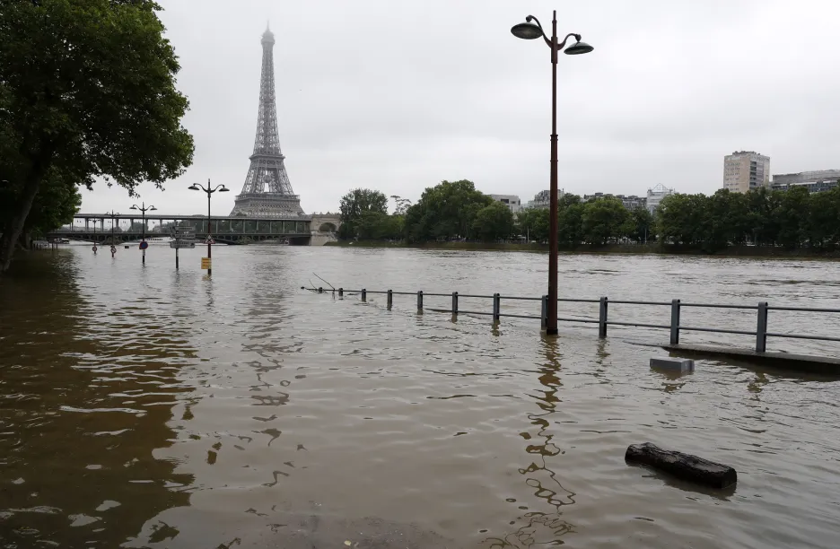 Červnové záplavy na pařížské Seině. Jeden z projevů klimatické změny