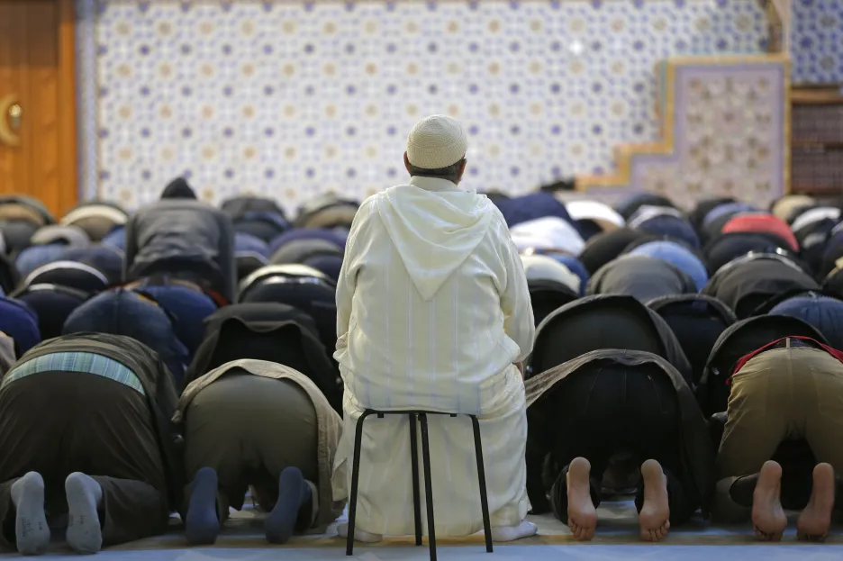 Modlení v pařížské Velké mešitě