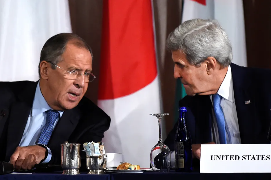 Sergej Lavrov a John Kerry po jednání v New Yorku