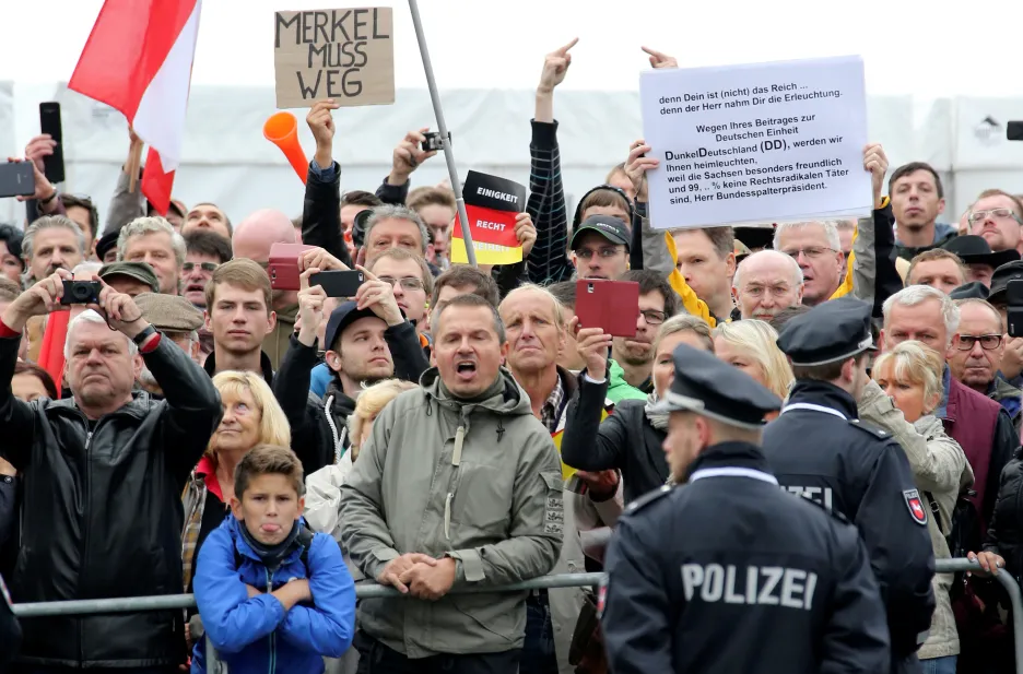 Protestující proti kancléřce a prezidentovi v Drážďanech