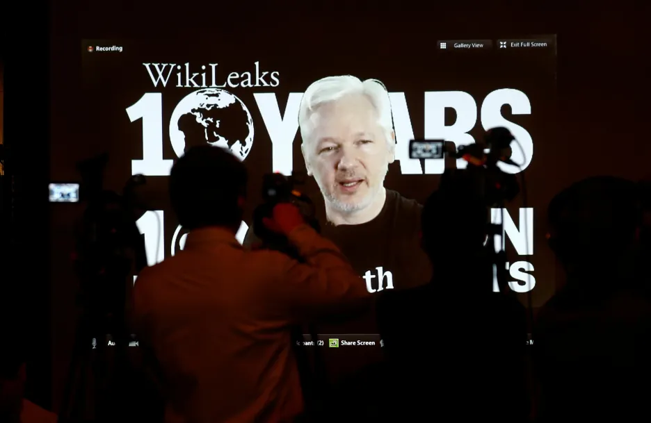 Assangeův videopřenos pro desátém výročí Wikileaks
