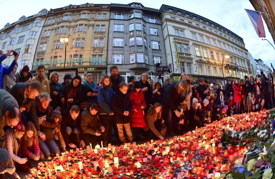 Lidé přicházeli 17. listopadu zapálit svíčky a položit kytice k pamětní desce na Národní třídě