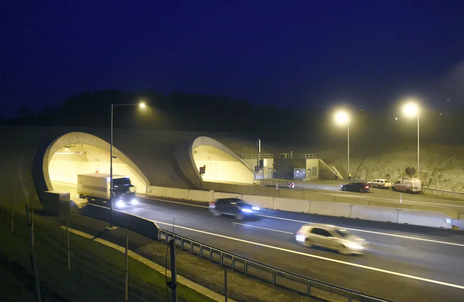 Poslední úsek dálnice D8 Lovosice - Řehlovice se 17. prosince v podvečer otevřel pro běžnou dopravu. Na snímku jsou tunely u Radejčína.