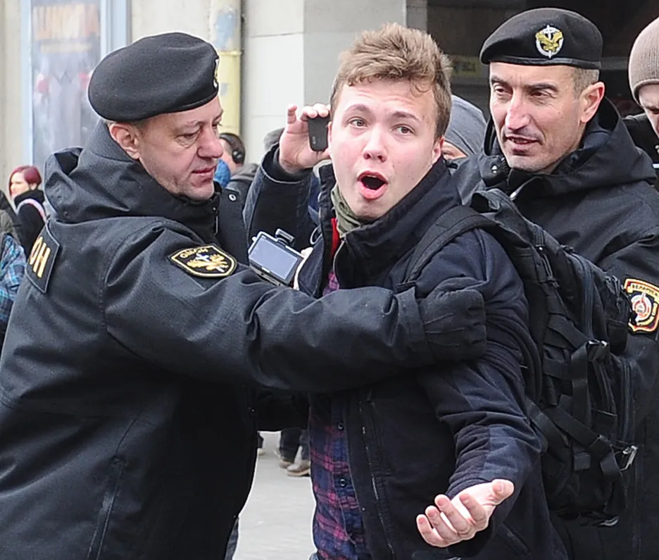 Běloruští policisté a demonstrant