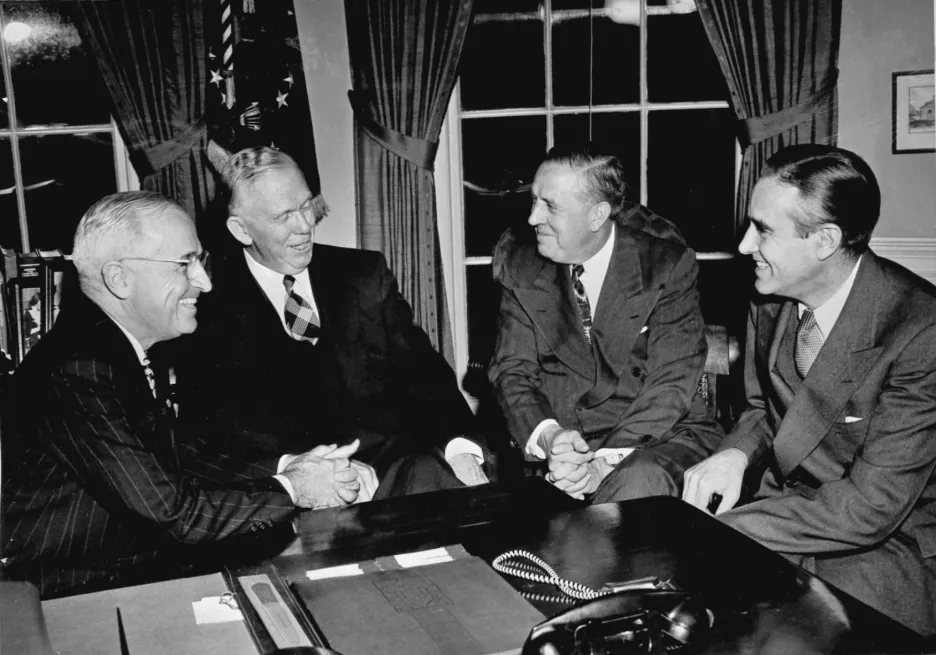 Truman, Marshall, administrátor plánu Hoffman a prezidentův poradce Harriman