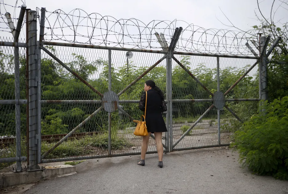 Turistka u demilitarizované zóny mezi Jižní Koreou a KLDR