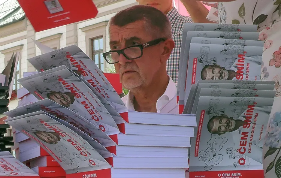 Andrej Babiš (ANO) s knihou O čem sním, když náhodou spím