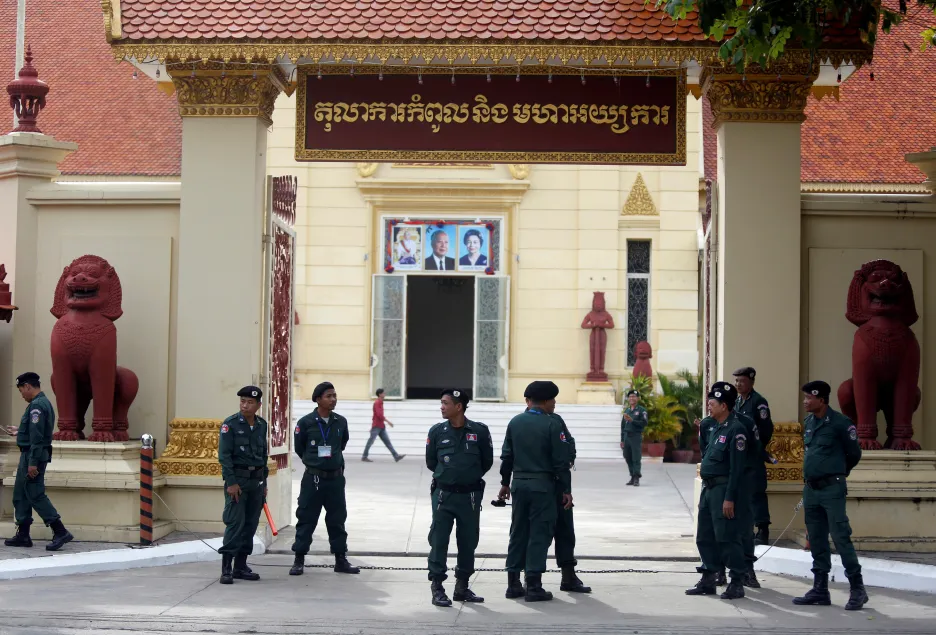 Policejní hlídka před soudem v Phnompenhu