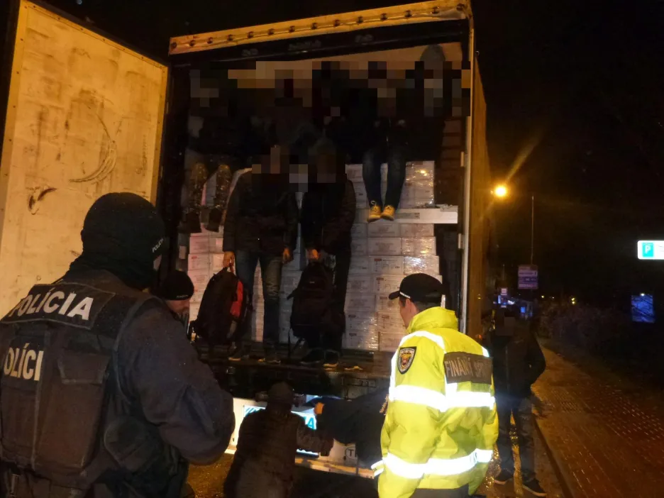 Migranti se tísnili v kamionech mezi zbožím