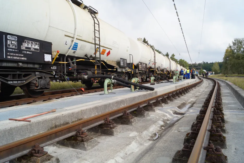 V bavorském Kraillingu plnili vlak českou naftou