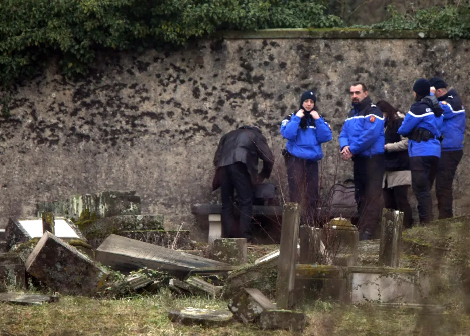 Vyšetřování zničení židovského hřbitova v roce 2015