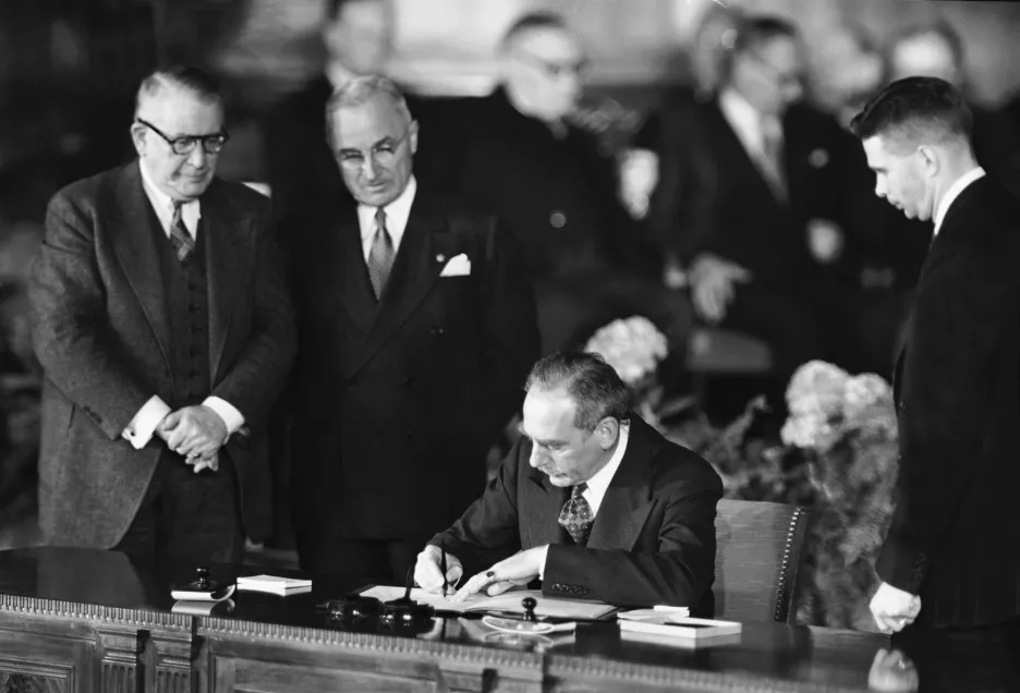 Americký ministr zahraničních věcí Dean Acheson podepisuje 4.4.1949 zakládající dohodu Severoatlantického paktu