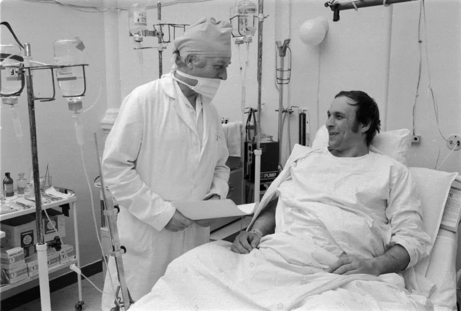 Prof. Mudr. Vladimír Kořístek a Josef Mynář po úspěšné transplantaci jater v roce 1983