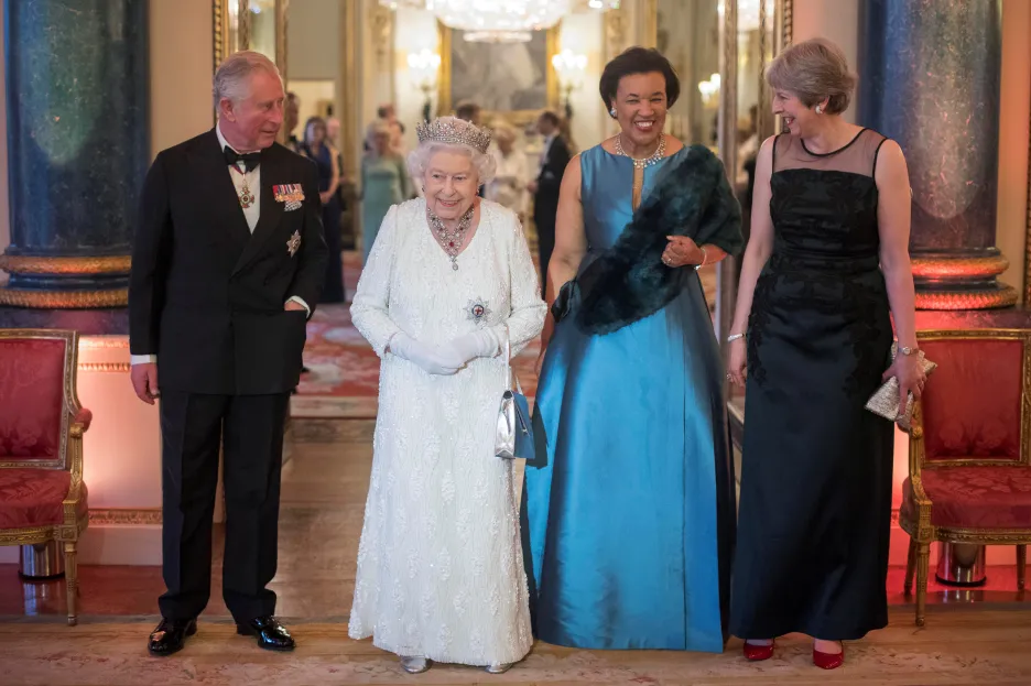 Princ Charles, královna Alžběta II., generální tajemnice Commonwealthu Patricia Scotland a premiérka Mayová v Buckinghamském paláci