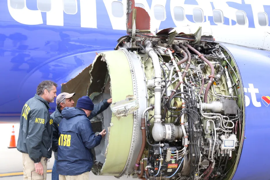 Inspektoři zkoumají zničený motor letadla Southwest Airlines
