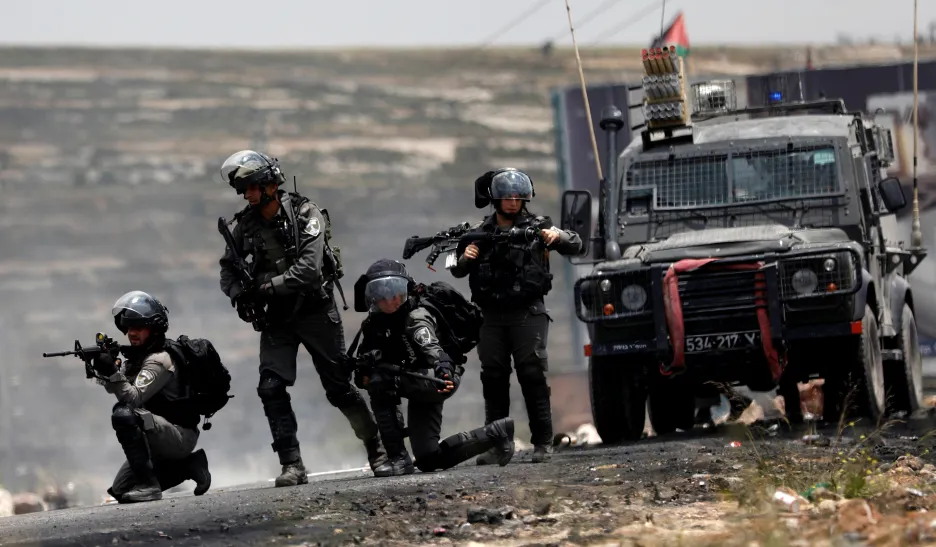 Izraelští vojáci na hranicích s Palestinou