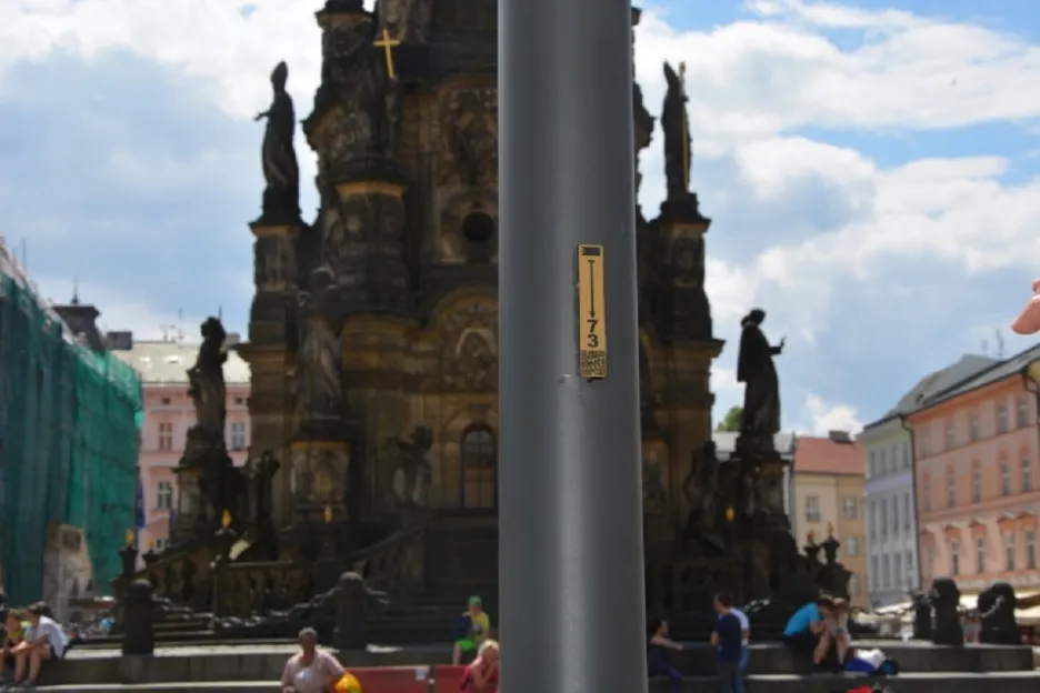 Označený sloup osvětlení v Olomouci