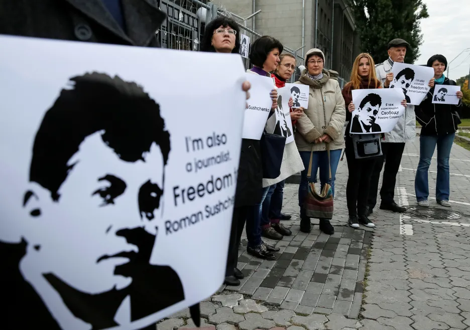 Protest novinářů za propuštění Suščenka před ruskou ambasádou v Kyjevě v říjnu 2016
