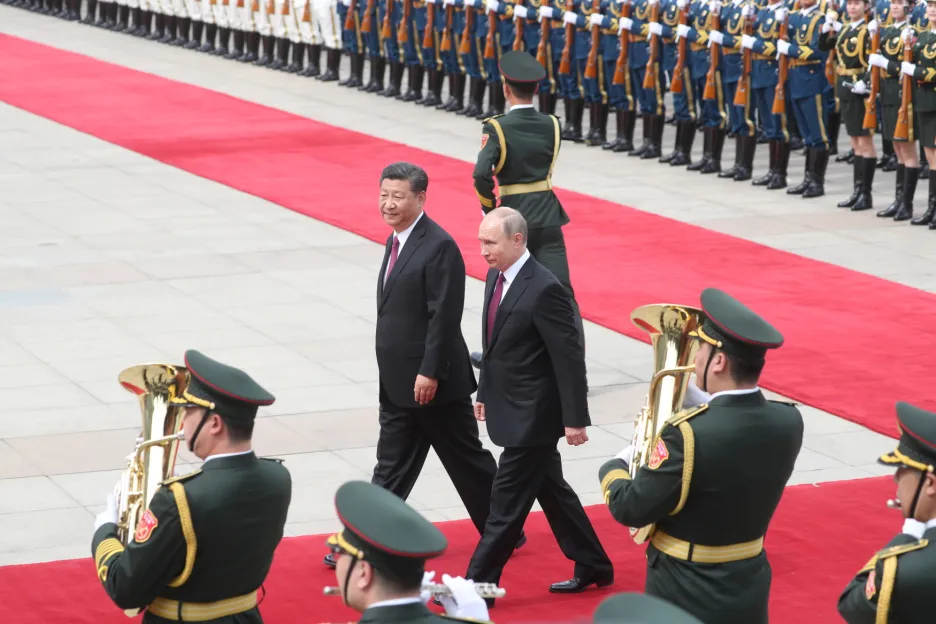 Putin (vpravo) na návštěvě v Číně. Při přehlídce ho doprovází Si Ťin-pching. 