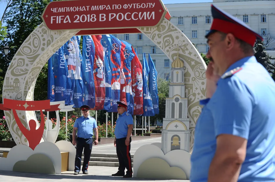 Hlídky procházejí Rostovem na Donu, jedním z měst, kde se šampionát uskuteční
