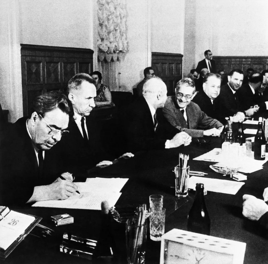 Leonid Brežněv podepisuje moskevské protokoly 