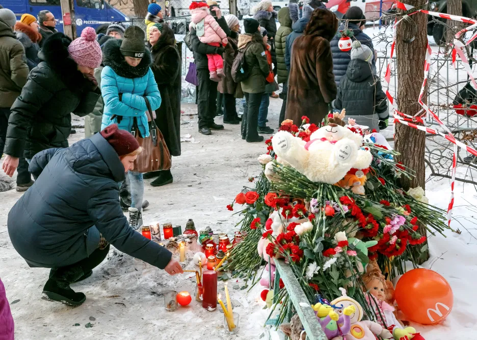Obyvatelé Magnitogorsku nosí k místu tragédie svíčky či květiny