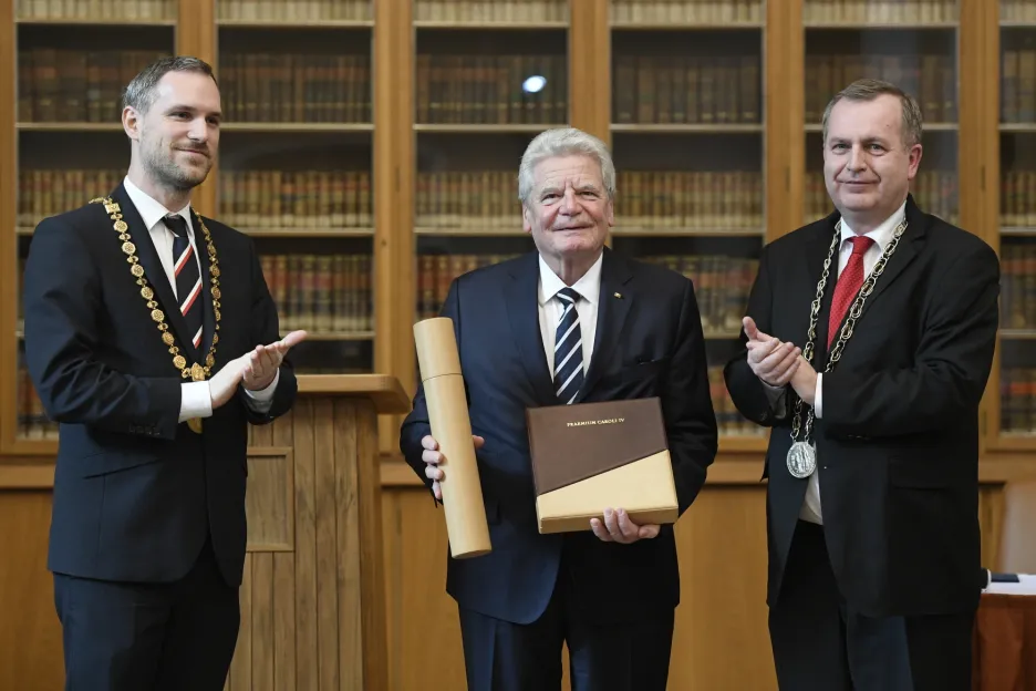 Bývalý německý prezident Joachim Gauck (uprostřed) s pražským primátorem Zdeňkem Hřibem a rektorem Univerzity Karlovy Tomášem Zimou (vpravo)