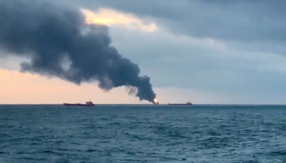 V Kerčském průlivu hořely dvě lodě