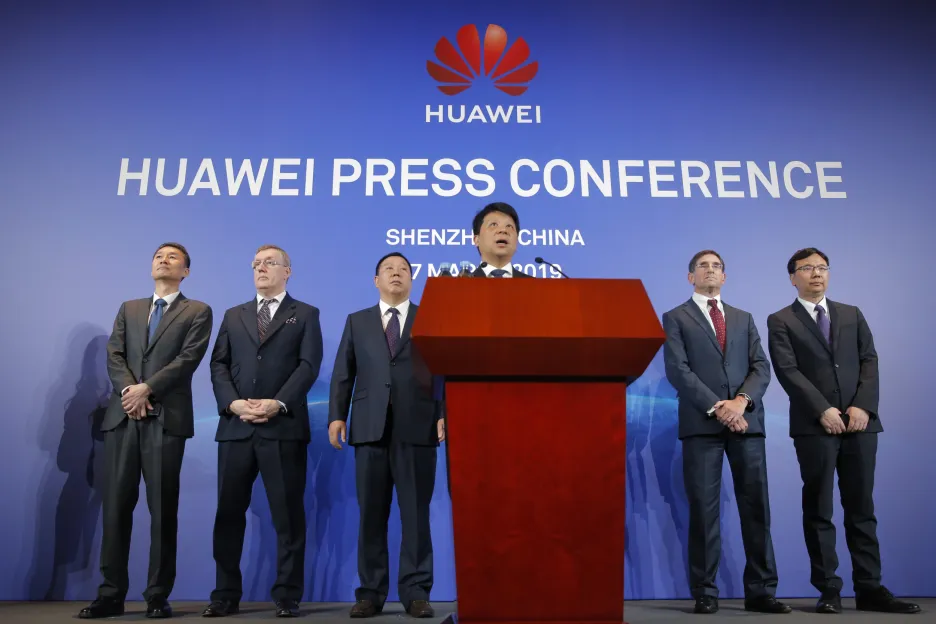 Představitelé firmy Huawei oznámili podání žaloby na vládu USA