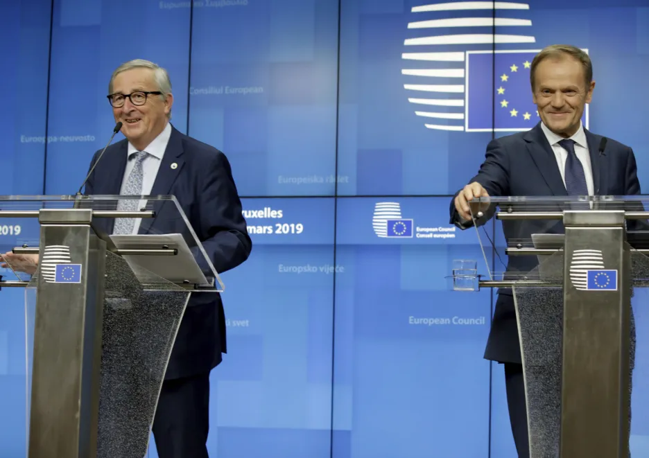 Předseda Evropské komise Jean-Claude Juncker s předsedou Evropské rady Donaldem Tuskem během prvního dne summitu 