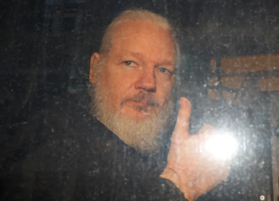 Assange po zatčení britskou policií