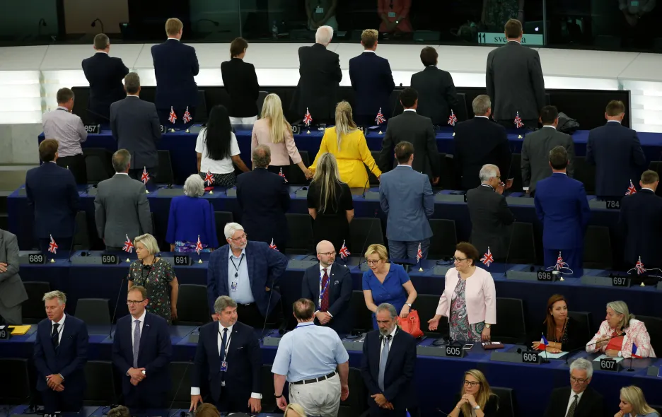 Europoslanci za Stranu pro brexit během evropské hymny 