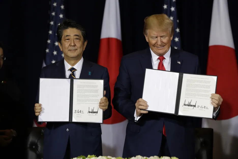 Abe a Trump (zleva) podepsali obchodní dohodu