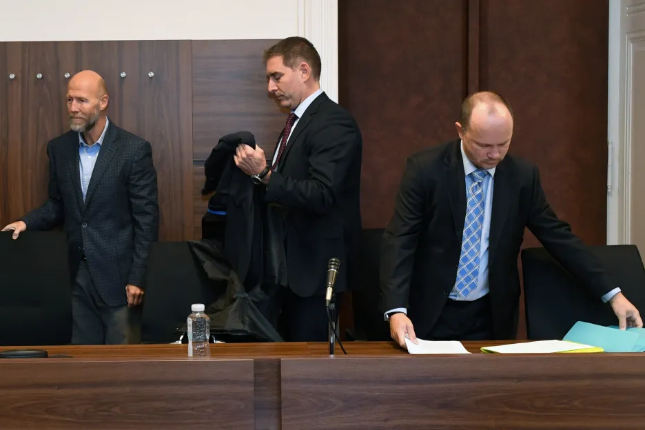 Jiří Pašek (vlevo) a Ilja Čurda (vpravo) u Městského soudu v Praze
