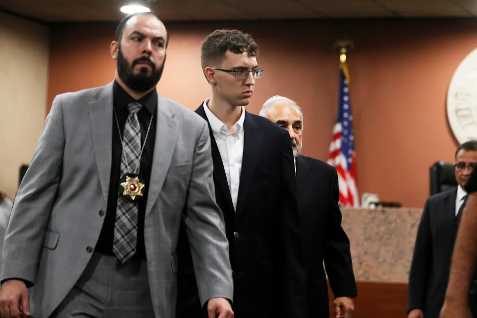 Jedenadvacetiletý Patrick Crusius (druhý zleva), obviněný ze zabití 22 lidí, odmítl vinu