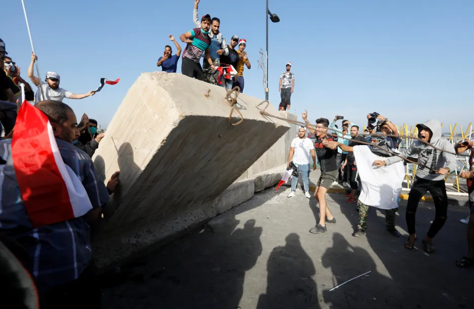 Demonstranti strhávají zeď v Bagdádu