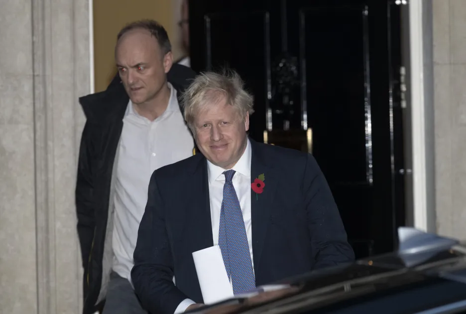 Britský premiér Boris Johnson se svým poradcem Dominikem Cummingsem
