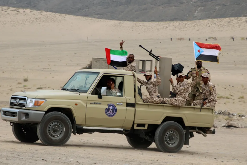 Bojovníci Jižní přechodné rady s vlajkami Spojených arabských emirátů a někdejšího Jižního Jemenu