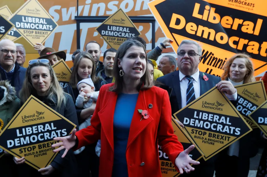 Šéfka Liberálních demokratů Jo Swinsonová během předvolební kampaně