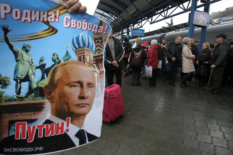 Vítání prvního vlaku z Ruska v okupovaném Simferopolu. Plakát nese nápis 