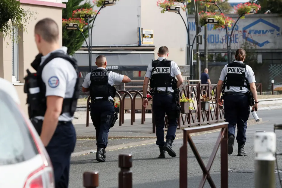 Policisté po zásahu u Paříže