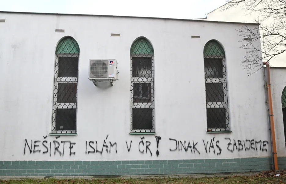 Na brněnskou mešitu někdo nasprejoval hanlivý nápis, čin vyšetřuje policie
