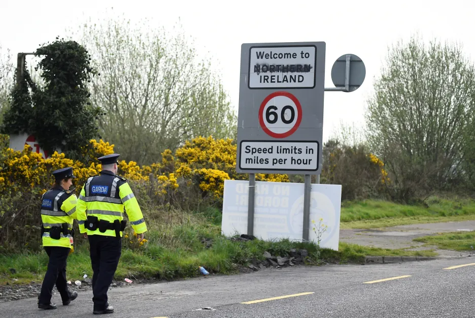 Policisté na hranici mezi Irskou republikou a Severním Irskem