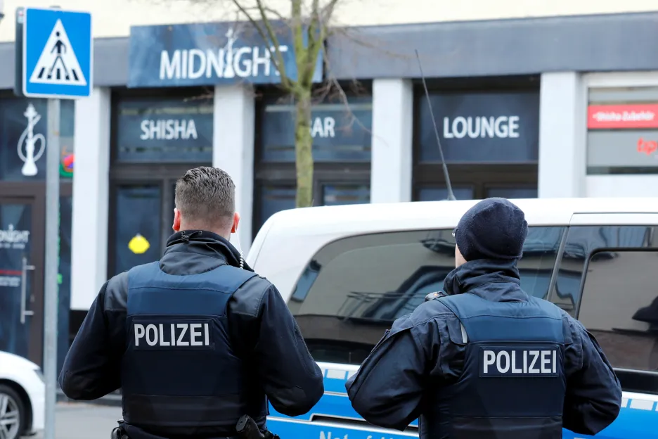 Policie před místem střelby v německém Hanau