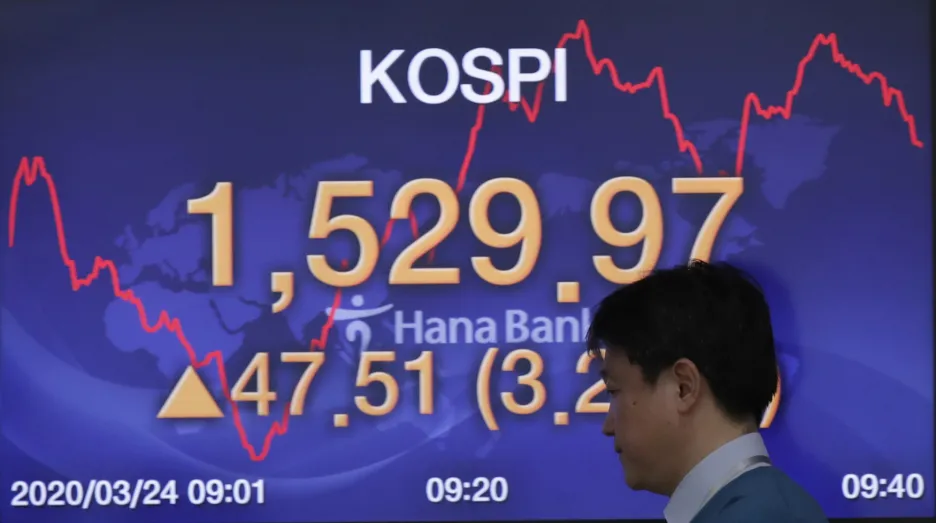 Obchodník před tabulí s křivkou jihokorejského indexu Kospi