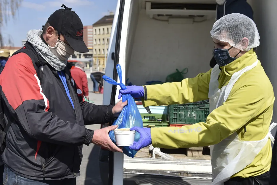 Lidé bez domova si v Brně přicházejí pro jídlo zdarma