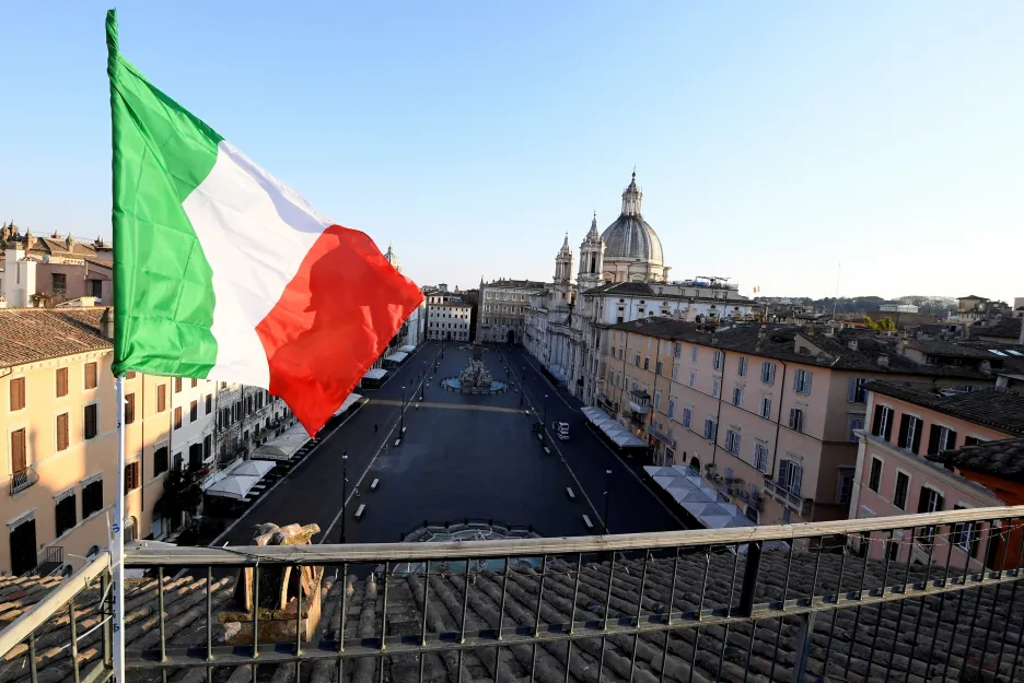 Italská vlajka nad římským náměstím Piazza Navona