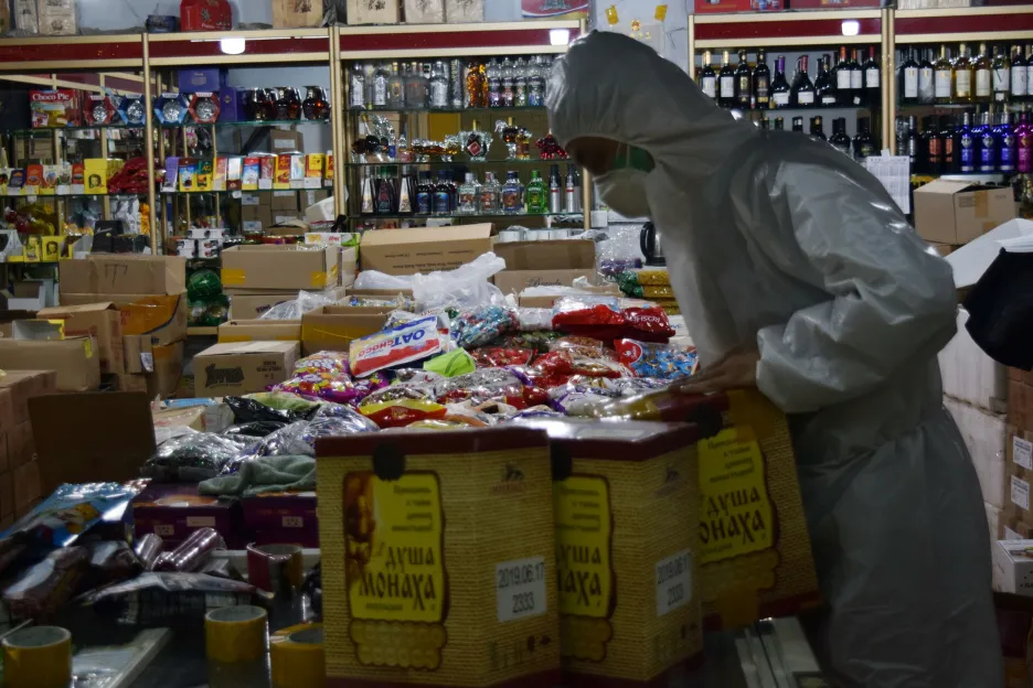 Pracovník v obchodě s ruskými potravinami v čínské provincii Chej-lung-ťiang