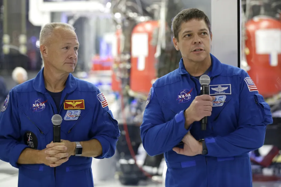 Američtí astronauti Bob Behnken (vpravo) a Doug Hurley